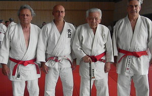 avec mes 3 professeurs, Me Shozo Awazu, Lionel Grossain & André Bourreau 9ème dan.