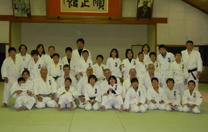 faire un cours de judo avec les enfants du dojo de Me YAMANE.