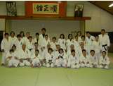 faire un cours de judo avec les enfants du dojo de Me YAMANE.